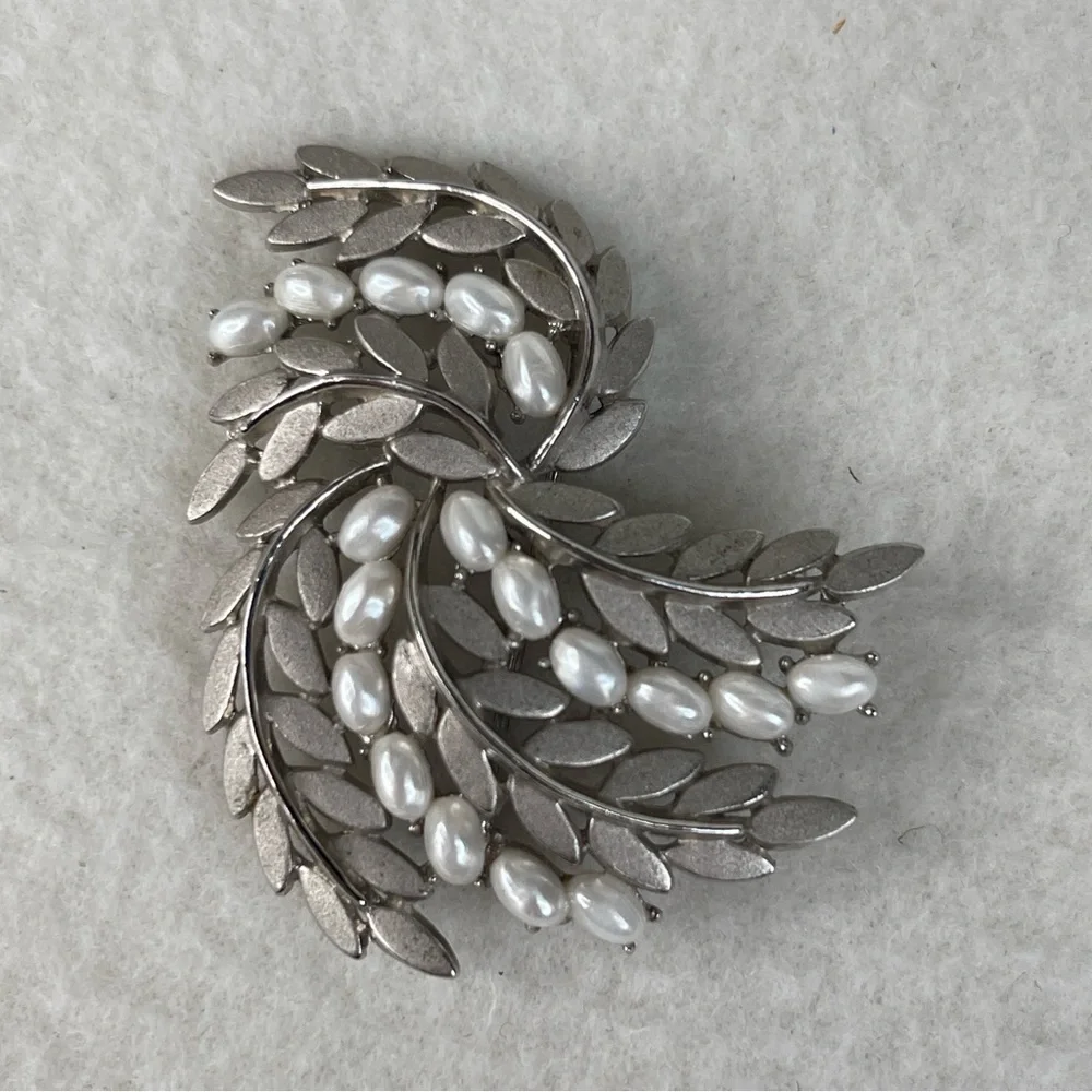 Trifari Silver Tone Pearl Brooch Pin Vintage
